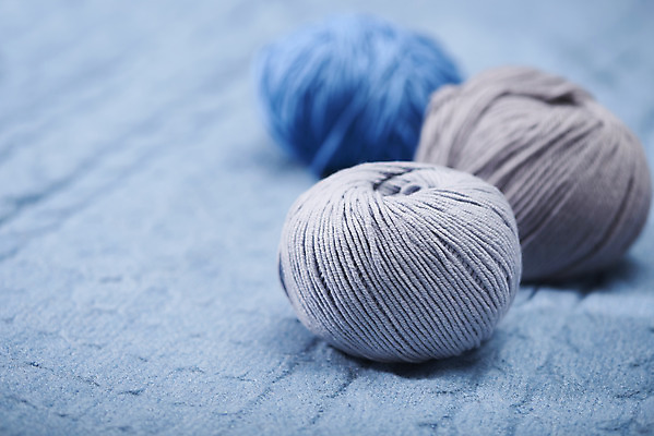 포토 JPG 스튜디오촬영 겨울 재료 재질 실내 따뜻함 근접촬영 사람없음 세개 털실 포근함 오브젝트 니트 질감 파란배경 실뭉치 부자재 국내포토 계절 뷰포인트 백그라운드 상의 3 내부 파란색 감각 실 파일형식