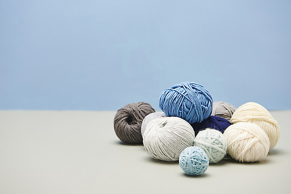 포토 JPG 스튜디오촬영 겨울 재료 재질 실내 따뜻함 사람없음 쌓기 여러개 털실 포근함 오브젝트 질감 파란배경 실뭉치 부자재 국내포토 계절 다수 백그라운드 모션 내부 파란색 감각 실 파일형식