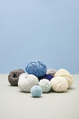 포토 JPG 스튜디오촬영 겨울 재료 재질 실내 따뜻함 사람없음 쌓기 여러개 털실 포근함 오브젝트 질감 파란배경 실뭉치 부자재 국내포토 계절 다수 백그라운드 모션 내부 파란색 감각 실 파일형식