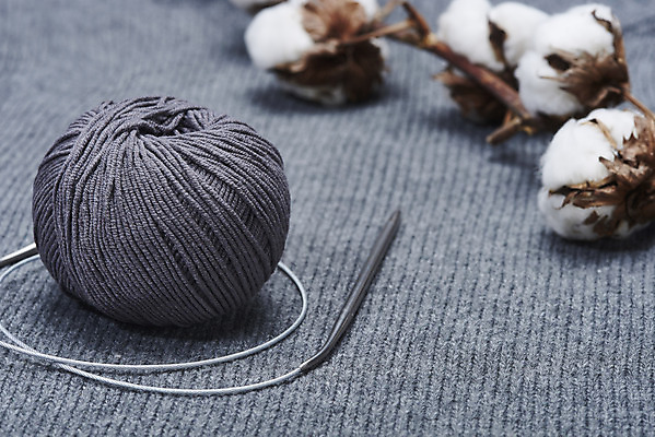 포토 JPG 스튜디오촬영 겨울 재료 재질 회색배경 실내 따뜻함 사람없음 한개 털실 포근함 오브젝트 니트 질감 실뭉치 대바늘 목화꽃 부자재 국내포토 1 계절 꽃 백그라운드 상의 내부 회색 감각 실 파일형식