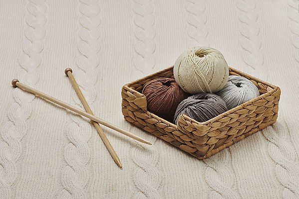 포토 JPG 스튜디오촬영 겨울 재료 재질 실내 따뜻함 사람없음 쌓기 여러개 털실 포근함 오브젝트 니트 질감 실뭉치 대바늘 부자재 베이지색배경 라탄바구니 국내포토 계절 다수 백그라운드 상의 모션 내부 바구니 감각 실 베이지색 파일형식