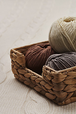 포토 JPG 스튜디오촬영 겨울 재료 재질 실내 따뜻함 근접촬영 사람없음 쌓기 세개 털실 포근함 오브젝트 니트 질감 실뭉치 부자재 베이지색배경 라탄바구니 국내포토 계절 뷰포인트 백그라운드 상의 모션 3 내부 바구니 감각 실 베이지색 파일형식
