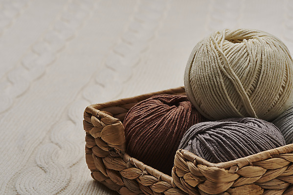 포토 JPG 스튜디오촬영 겨울 재료 재질 실내 따뜻함 근접촬영 사람없음 쌓기 세개 털실 포근함 오브젝트 니트 질감 실뭉치 부자재 베이지색배경 라탄바구니 국내포토 계절 뷰포인트 백그라운드 상의 모션 3 내부 바구니 감각 실 베이지색 파일형식