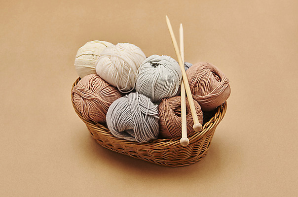 포토 JPG 스튜디오촬영 겨울 재료 재질 실내 따뜻함 사람없음 쌓기 여러개 털실 포근함 오브젝트 질감 실뭉치 대바늘 부자재 갈색배경 라탄바구니 국내포토 계절 다수 백그라운드 모션 내부 갈색 바구니 감각 실 파일형식