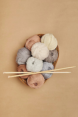 포토 JPG 스튜디오촬영 겨울 재료 재질 실내 따뜻함 사람없음 하이앵글 쌓기 여러개 털실 포근함 오브젝트 질감 실뭉치 대바늘 부자재 플랫레이 갈색배경 라탄바구니 국내포토 계절 뷰포인트 다수 백그라운드 모션 내부 갈색 바구니 감각 플랫 실 파일형식