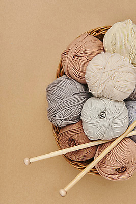 포토 JPG 스튜디오촬영 겨울 재료 재질 실내 따뜻함 근접촬영 사람없음 하이앵글 쌓기 여러개 털실 포근함 오브젝트 질감 실뭉치 대바늘 부자재 플랫레이 갈색배경 라탄바구니 국내포토 계절 뷰포인트 다수 백그라운드 모션 내부 갈색 바구니 감각 플랫 실 파일형식