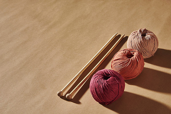 포토 계절 백그라운드 실내 3 내부 갈색 감각 실 파일형식 대바늘 일렬 그림자 JPG 따뜻함 질감 재질 겨울 포근함 오브젝트 털실 사람없음 스튜디오촬영 갈색배경 세개 재료 부자재 실뭉치 국내포토