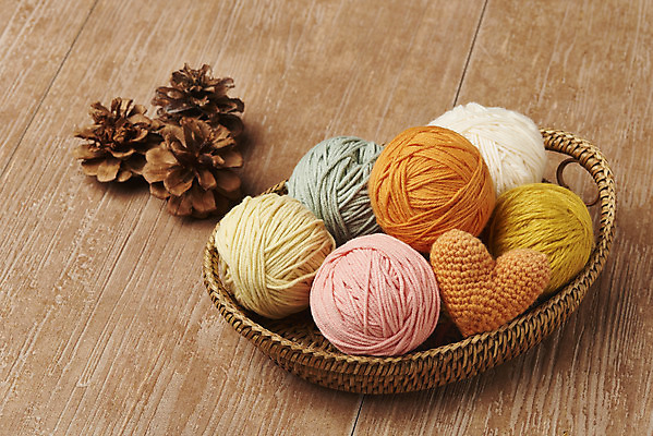 포토 JPG 스튜디오촬영 겨울 재료 재질 실내 따뜻함 사람없음 쌓기 여러개 털실 포근함 오브젝트 질감 솔방울 실뭉치 부자재 라탄바구니 나무배경 국내포토 계절 다수 백그라운드 모션 내부 바구니 감각 실 파일형식