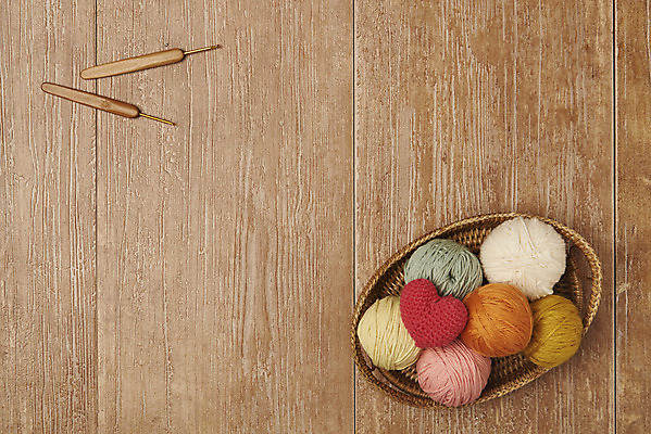 포토 JPG 스튜디오촬영 겨울 재료 재질 실내 따뜻함 사람없음 하이앵글 쌓기 여러개 하트 털실 포근함 오브젝트 질감 실뭉치 부자재 코바늘 플랫레이 라탄바구니 나무배경 국내포토 모양 계절 뷰포인트 다수 백그라운드 모션 내부 바구니 감각 뜨개질 플랫 실 파일형식