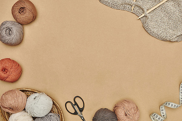 포토 JPG 스튜디오촬영 겨울 재료 재질 가위 실내 따뜻함 줄자 사람없음 하이앵글 여러개 털실 포근함 오브젝트 질감 실뭉치 대바늘 부자재 플랫레이 갈색배경 라탄바구니 국내포토 계절 뷰포인트 다수 백그라운드 문구용품 자 내부 갈색 바구니 감각 플랫 실 파일형식