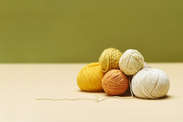 포토 JPG 스튜디오촬영 겨울 재료 재질 실내 따뜻함 사람없음 쌓기 여러개 털실 포근함 오브젝트 질감 실뭉치 부자재 초록배경 국내포토 계절 다수 백그라운드 모션 내부 초록색 감각 실 파일형식