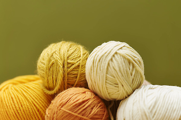 포토 JPG 스튜디오촬영 겨울 재료 재질 실내 따뜻함 근접촬영 사람없음 쌓기 여러개 털실 포근함 오브젝트 질감 실뭉치 부자재 초록배경 국내포토 계절 뷰포인트 다수 백그라운드 모션 내부 초록색 감각 실 파일형식