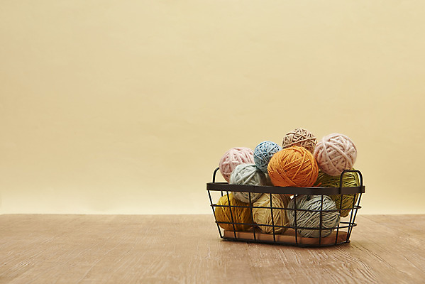 포토 JPG 스튜디오촬영 겨울 재료 재질 실내 따뜻함 사람없음 쌓기 여러개 털실 포근함 오브젝트 질감 나무바닥 실뭉치 부자재 철바구니 베이지색배경 국내포토 계절 다수 백그라운드 모션 바닥 내부 바구니 감각 실 베이지색 파일형식