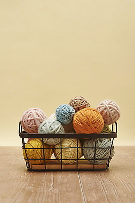 포토 JPG 스튜디오촬영 겨울 재료 재질 실내 따뜻함 사람없음 쌓기 여러개 털실 포근함 오브젝트 질감 나무바닥 실뭉치 부자재 철바구니 베이지색배경 국내포토 계절 다수 백그라운드 모션 바닥 내부 바구니 감각 실 베이지색 파일형식