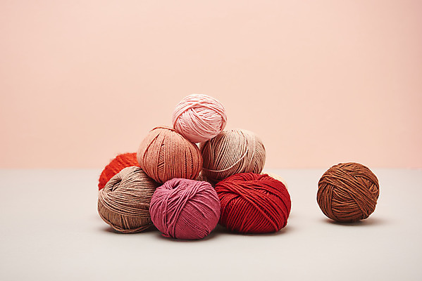 포토 JPG 스튜디오촬영 겨울 재료 재질 실내 따뜻함 사람없음 컬러풀 쌓기 여러개 털실 포근함 오브젝트 질감 실뭉치 부자재 분홍색배경 국내포토 계절 분홍색 컬러 다수 백그라운드 모션 내부 감각 실 파일형식