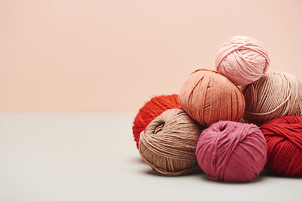 포토 JPG 스튜디오촬영 겨울 재료 재질 실내 따뜻함 사람없음 컬러풀 쌓기 여러개 털실 포근함 오브젝트 질감 실뭉치 부자재 분홍색배경 국내포토 계절 분홍색 컬러 다수 백그라운드 모션 내부 감각 실 파일형식