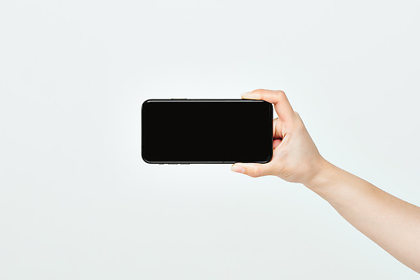 포토 JPG 스튜디오촬영 모션 한손 실내 들기 20대 신체부위 스마트폰 한국인 오브젝트 흰배경 국내포토 손 백그라운드 사람 동양인 청년 내부 핸드폰 스마트기기 흰색 파일형식