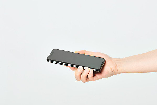 포토 JPG 스튜디오촬영 모션 한손 실내 들기 20대 신체부위 스마트폰 한국인 오브젝트 흰배경 국내포토 손 백그라운드 사람 동양인 청년 내부 핸드폰 스마트기기 흰색 파일형식