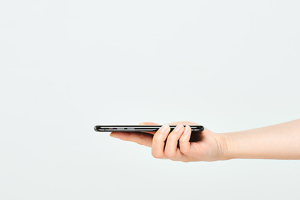 포토 JPG 스튜디오촬영 모션 한손 실내 들기 20대 신체부위 스마트폰 한국인 오브젝트 흰배경 국내포토 손 백그라운드 사람 동양인 청년 내부 핸드폰 스마트기기 흰색 파일형식