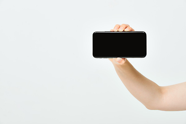 포토 JPG 스튜디오촬영 모션 한손 실내 들기 20대 신체부위 스마트폰 한국인 오브젝트 흰배경 국내포토 손 백그라운드 사람 동양인 청년 내부 핸드폰 스마트기기 흰색 파일형식