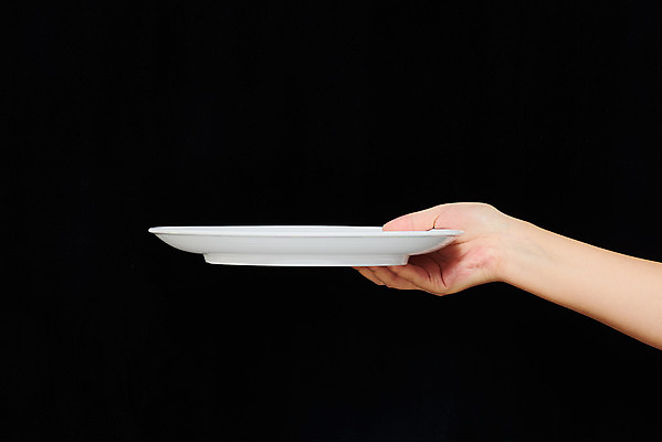 포토 JPG 스튜디오촬영 접시 모션 검은배경 한손 실내 들기 신체부위 30대 오브젝트 국내포토 식기 손 백그라운드 사람 내부 장년 검은색 파일형식