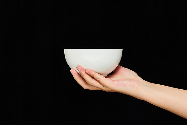 포토 JPG 스튜디오촬영 모션 검은배경 한손 실내 들기 신체부위 30대 오브젝트 밥그릇 국내포토 그릇 손 백그라운드 사람 내부 장년 검은색 파일형식