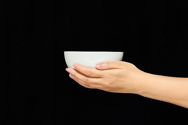 포토 JPG 스튜디오촬영 모션 검은배경 한손 실내 들기 신체부위 30대 오브젝트 밥그릇 국내포토 그릇 손 백그라운드 사람 내부 장년 검은색 파일형식