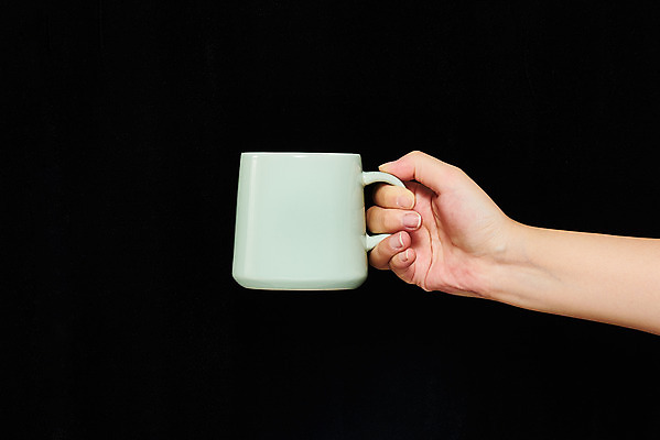 포토 JPG 스튜디오촬영 모션 검은배경 한손 실내 들기 신체부위 30대 머그컵 오브젝트 국내포토 손 백그라운드 사람 내부 컵 장년 검은색 파일형식