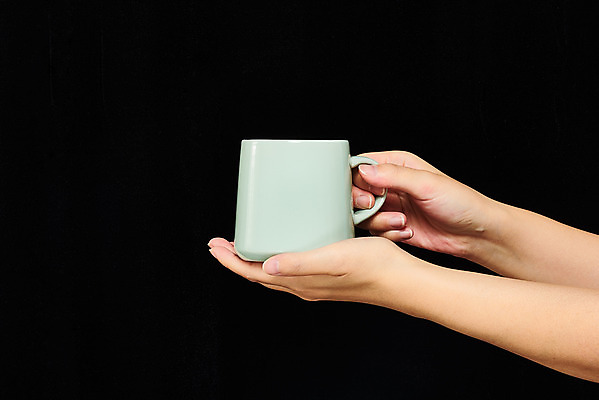 포토 JPG 스튜디오촬영 모션 검은배경 실내 들기 신체부위 30대 머그컵 양손 오브젝트 국내포토 손 백그라운드 사람 내부 컵 장년 검은색 파일형식