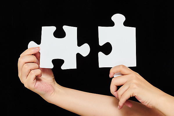 포토 JPG 스튜디오촬영 모션 검은배경 실내 들기 신체부위 30대 양손 퍼즐 오브젝트 퍼즐조각 국내포토 손 조각 백그라운드 사람 내부 장년 검은색 파일형식