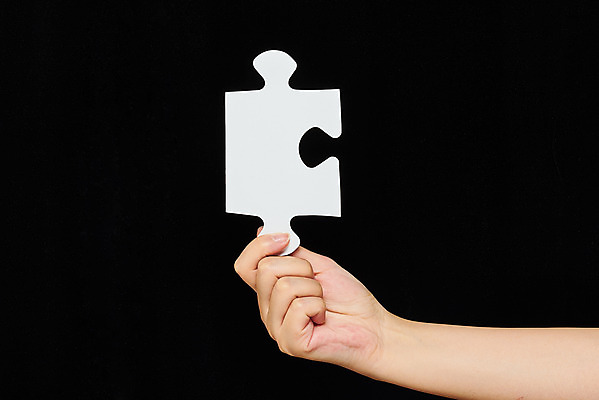 포토 JPG 스튜디오촬영 모션 검은배경 한손 실내 들기 신체부위 30대 퍼즐 오브젝트 퍼즐조각 국내포토 손 조각 백그라운드 사람 내부 장년 검은색 파일형식