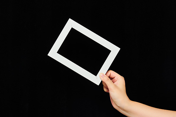 포토 JPG 스튜디오촬영 모션 검은배경 프레임 한손 실내 액자틀 들기 신체부위 30대 오브젝트 국내포토 손 액자 백그라운드 틀 사람 내부 장년 검은색 파일형식