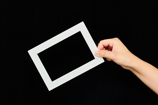 포토 JPG 스튜디오촬영 모션 검은배경 프레임 한손 실내 액자틀 들기 신체부위 30대 오브젝트 국내포토 손 액자 백그라운드 틀 사람 내부 장년 검은색 파일형식