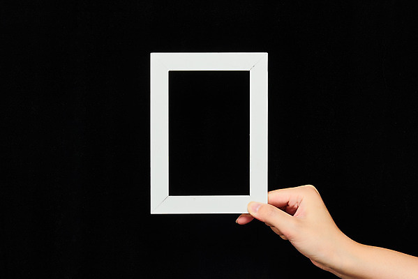 포토 JPG 스튜디오촬영 모션 검은배경 프레임 한손 실내 액자틀 들기 신체부위 30대 오브젝트 국내포토 손 액자 백그라운드 틀 사람 내부 장년 검은색 파일형식
