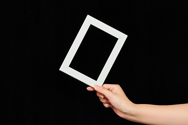 포토 JPG 스튜디오촬영 모션 검은배경 프레임 한손 실내 액자틀 들기 신체부위 30대 오브젝트 국내포토 손 액자 백그라운드 틀 사람 내부 장년 검은색 파일형식