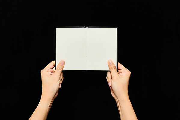 포토 JPG 스튜디오촬영 40대 모션 검은배경 실내 들기 신체부위 하이앵글 다이어리 양손 오브젝트 플랫레이 국내포토 손 뷰포인트 중년 백그라운드 사람 내부 사무용품 검은색 플랫 파일형식