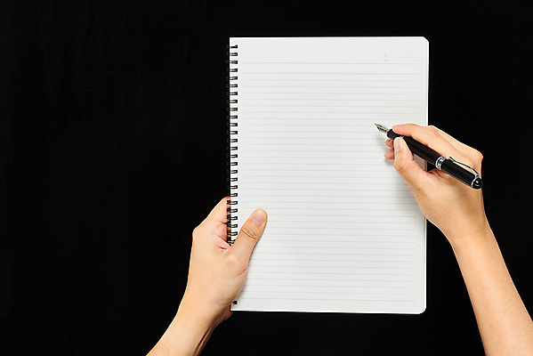 포토 JPG 스튜디오촬영 40대 모션 검은배경 실내 들기 신체부위 하이앵글 볼펜 양손 기록 오브젝트 스프링노트 플랫레이 국내포토 손 뷰포인트 중년 백그라운드 사람 내부 펜 검은색 공책 플랫 파일형식