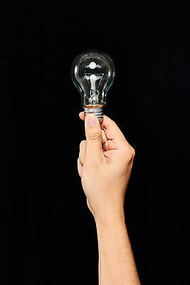 포토 JPG 스튜디오촬영 40대 전구 모션 검은배경 한손 실내 들기 신체부위 오브젝트 국내포토 손 중년 백그라운드 사람 내부 검은색 파일형식