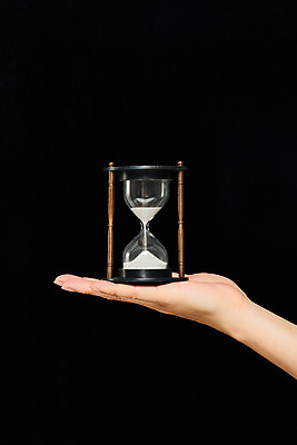 포토 JPG 스튜디오촬영 40대 모션 검은배경 한손 실내 들기 신체부위 시간 모래시계 오브젝트 국내포토 손 모래 시계 중년 백그라운드 사람 내부 검은색 파일형식