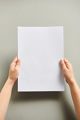 포토 JPG 스튜디오촬영 종이 모션 회색배경 실내 들기 20대 신체부위 하이앵글 양손 오브젝트 플랫레이 국내포토 손 뷰포인트 백그라운드 사람 청년 내부 회색 플랫 파일형식