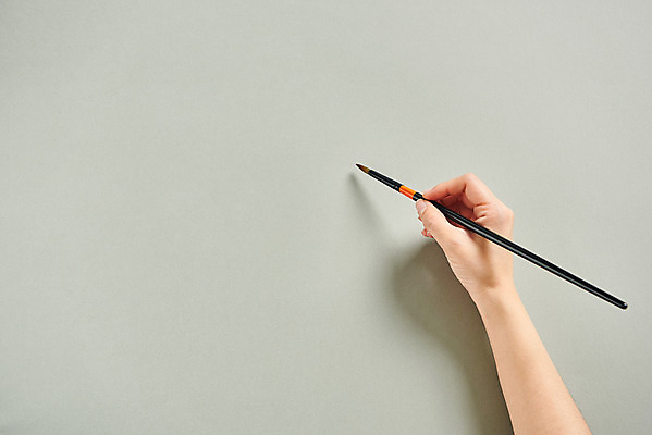 포토 JPG 스튜디오촬영 모션 회색배경 한손 실내 미술 들기 20대 신체부위 하이앵글 붓 오브젝트 플랫레이 국내포토 손 뷰포인트 백그라운드 문화예술 사람 청년 내부 회색 플랫 파일형식