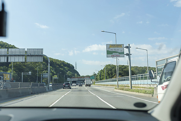 포토 JPG 주간 도로 자동차 하늘 풍경 사람없음 야외 드라이브 운전 도로표지판 안전운전 차안 국내포토 자연요소 길 육상교통 교통시설 모션 표지판 교통안전 파일형식