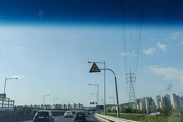 포토 JPG 주간 도로 자동차 하늘 풍경 사람없음 야외 드라이브 운전 도로표지판 안전운전 차안 국내포토 자연요소 길 육상교통 교통시설 모션 표지판 교통안전 파일형식