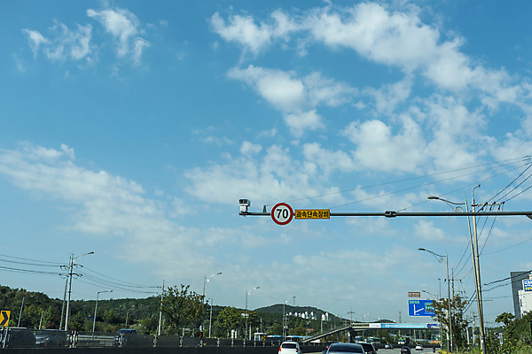 포토 JPG 주간 구름 도로 자동차 하늘 풍경 사람없음 야외 드라이브 운전 도로표지판 안전운전 차안 과속단속카메라 국내포토 자연요소 길 육상교통 교통시설 모션 표지판 교통안전 파일형식