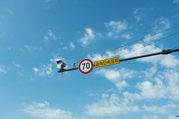 포토 JPG 주간 구름 도로 자동차 하늘 풍경 사람없음 야외 드라이브 운전 도로표지판 안전운전 차안 과속단속카메라 국내포토 자연요소 길 육상교통 교통시설 모션 표지판 교통안전 파일형식
