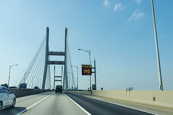 포토 JPG 주간 도로 자동차 하늘 풍경 사람없음 야외 드라이브 운전 도로표지판 안전운전 차안 가교 국내포토 자연요소 건축물 길 육상교통 교통시설 모션 표지판 교통안전 파일형식