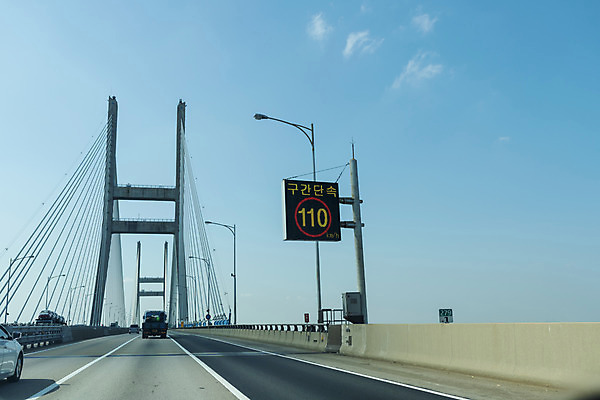 포토 JPG 주간 도로 자동차 하늘 풍경 사람없음 야외 드라이브 운전 도로표지판 안전운전 차안 과속 단속 가교 국내포토 자연요소 건축물 길 육상교통 교통시설 모션 표지판 교통안전 파일형식