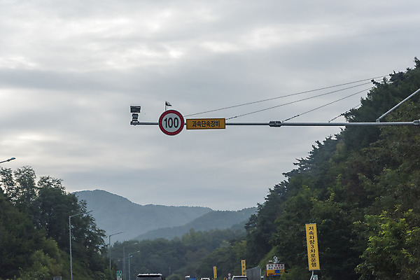 포토 JPG 주간 도로 자동차 하늘 풍경 사람없음 야외 드라이브 운전 도로표지판 안전운전 차안 과속단속카메라 국내포토 자연요소 길 육상교통 교통시설 모션 표지판 교통안전 파일형식
