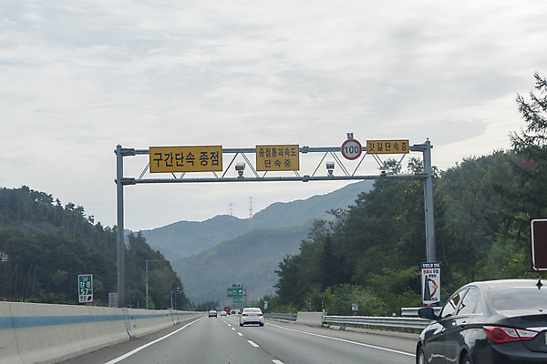 포토 JPG 주간 도로 자동차 하늘 풍경 사람없음 야외 드라이브 운전 고속도로 도로표지판 안전운전 차안 과속단속카메라 국내포토 자연요소 길 육상교통 교통시설 모션 표지판 교통안전 파일형식