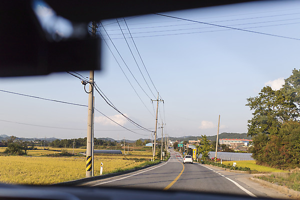 포토 JPG 주간 도로 자동차 하늘 풍경 사람없음 야외 드라이브 운전 전봇대 안전운전 차안 시골길 국내포토 자연요소 공공시설 길 육상교통 교통시설 모션 교통안전 파일형식